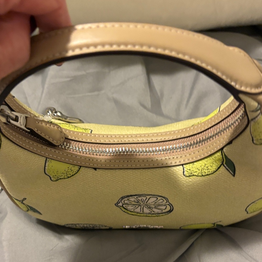 Nwt Coach Lemon 🍋 Print Handle/Crossbody w/Silver & Card Holder. PRICE IS FIRM ! - Picture 6 of 11